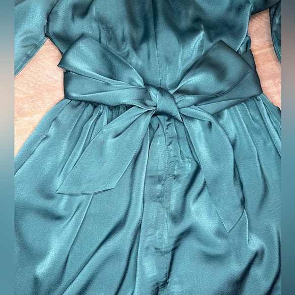 NWT Women’s off the shoulder long sleeve mini dress with ruffle tier with bow - Picture 6 of 7